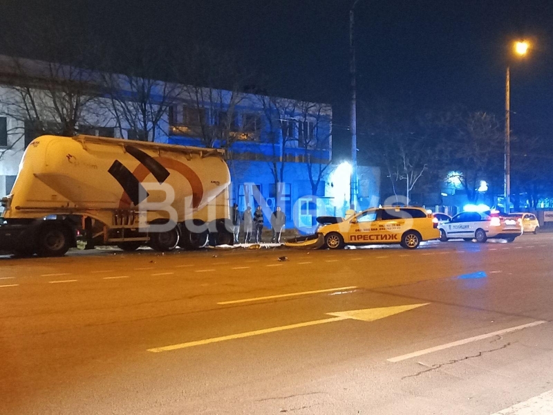 Такси на Престиж се е ударило в камион на бул