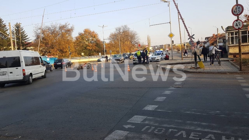 Моторист и лека кола са се сблъскали на кръстовището на