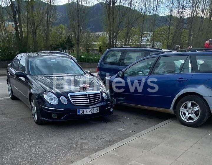 Млада шофьорка се е забила с Мерцедес а си в паркирана