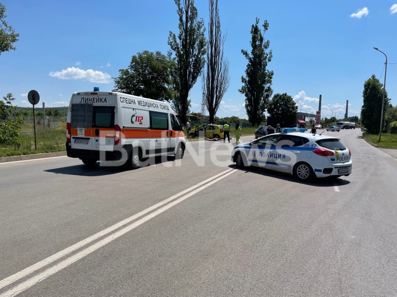 Извънредно! Такси на „Престиж“ уби моторист на натоварен булевард във Враца /снимки/