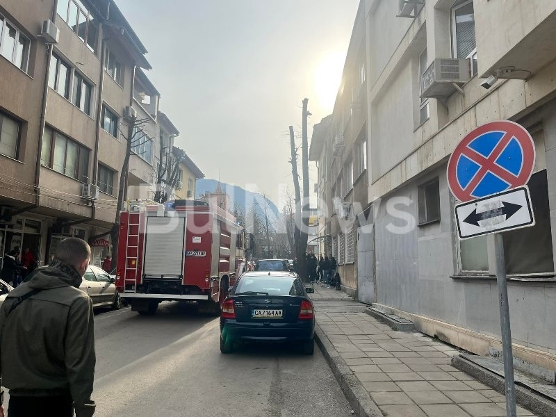 Спасителна акция проведоха пожарникари от Враца в центъра на града,