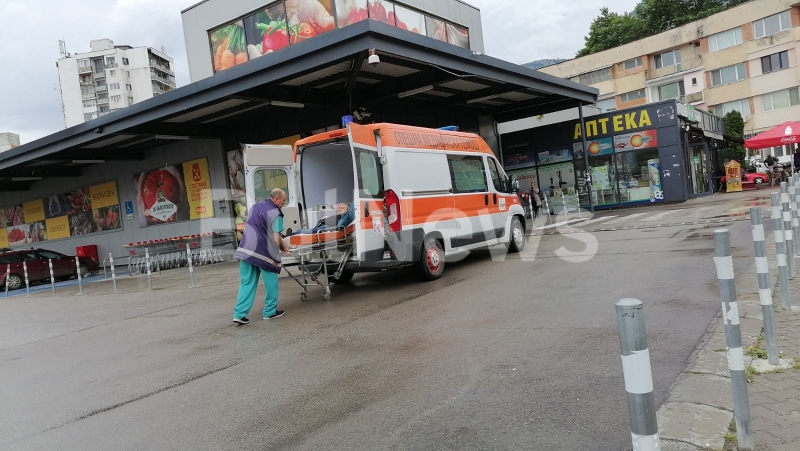 ъзрастен човек е припаднал преди броени минути на тротоара пред