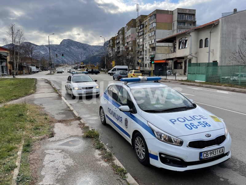 От последните минути! Две коли се удариха на кръстовище във Враца /снимки/
