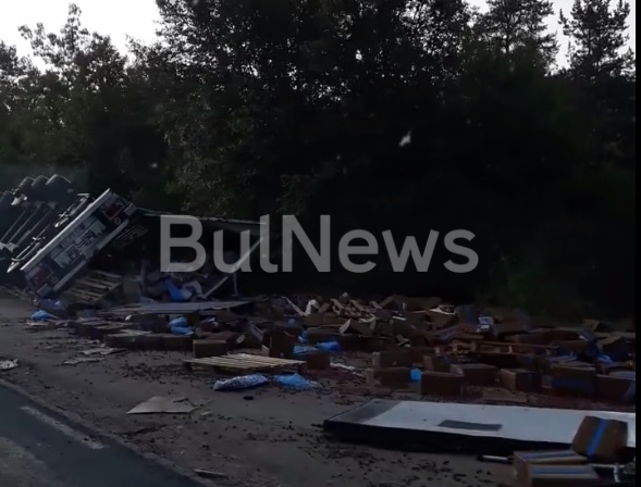 ТИР катастрофира и разпиля товара си по главен път Е 79