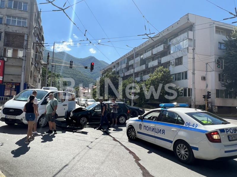 Катастрофа затруднява движението на едно от най натоварените кръстовища във Враца