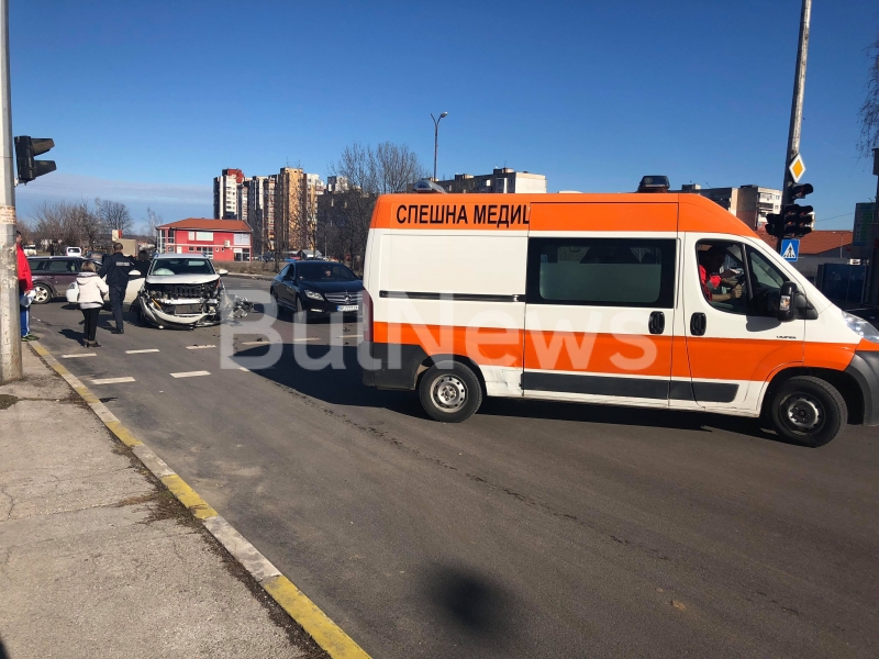 Тежка катастрофа е затапила движението на възлово кръстовище във Враца