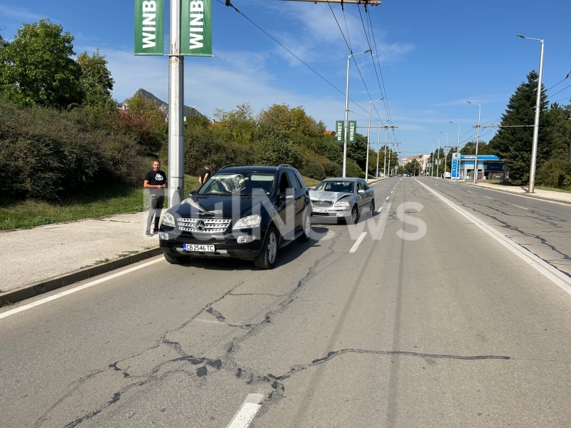 Кола на полицията в Сливен удари Мерцедес във Враца видя