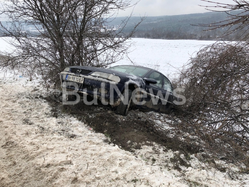 Кола се катурнала в крайпътна канавка на Е 79 между Враца