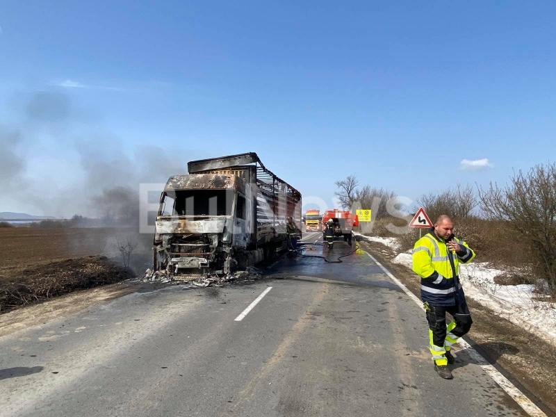 Турски ТИР се е запалил на международния път Е 79 между