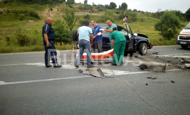 50 годишен врачанин е пострадалият при челния удар между лек автомобил