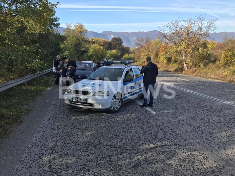 Зрелищна полицейска акция се извършва в момента на пътя между