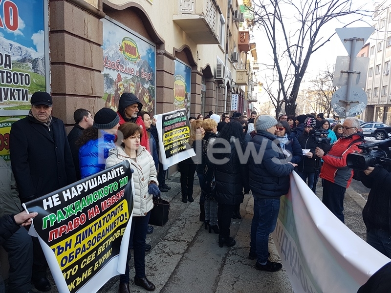 Десетки учители родители на ученици от врачанското СУ Христо Ботев