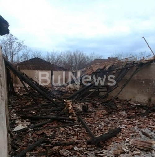 Изпепелената стопанска постройка във врачанското село Галиче вчера е на