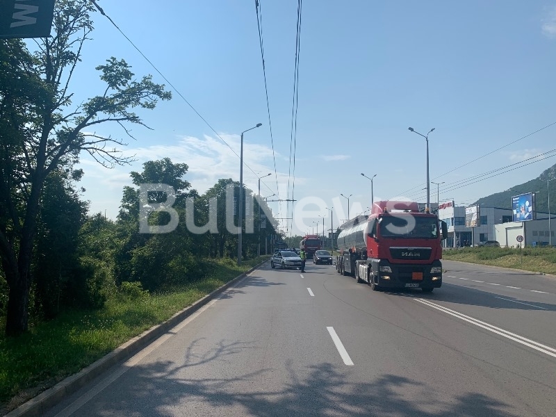 Внимание, шофьори! Откъсна се кабел на „Тролейбусен транспорт“, ограничиха движението по възлов булевард във Враца /снимки/