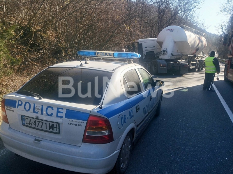 Цистерна на циментовия завод Холсим е катастрофирала на главен път