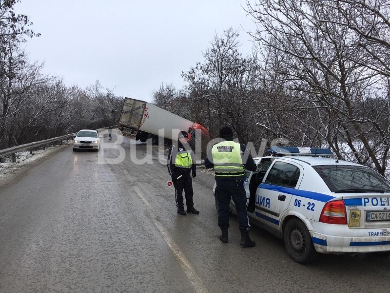 Тежка катастрофа с български ТИР затвори част от пътя между