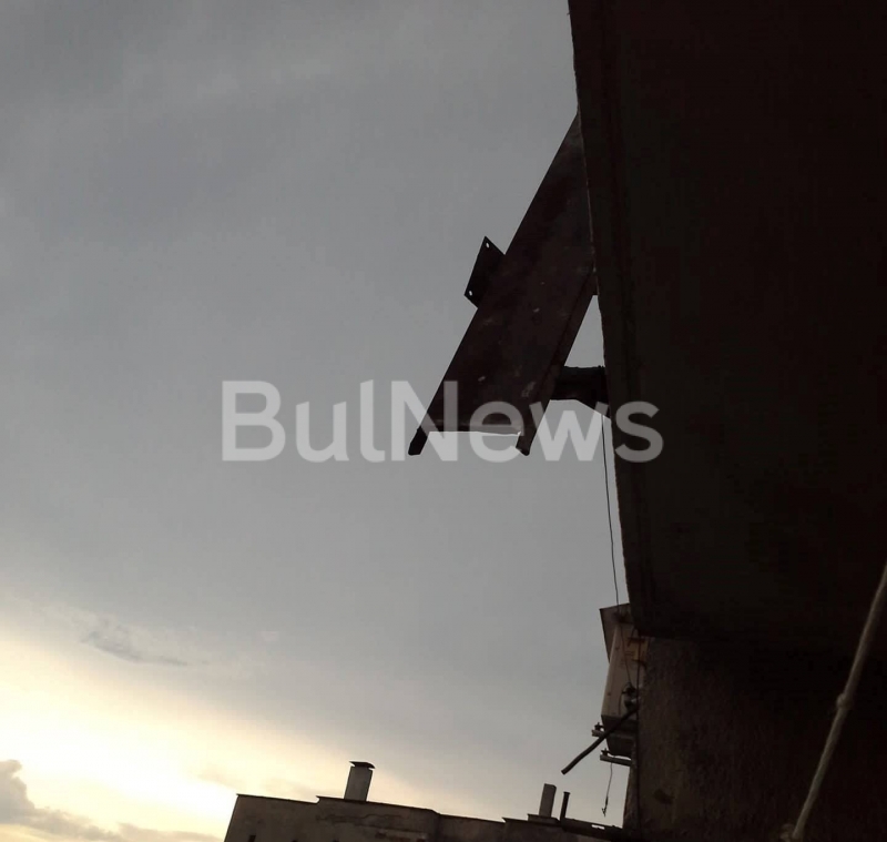 Голяма опасност застрашава врачаните които минават покрай блок 25 в