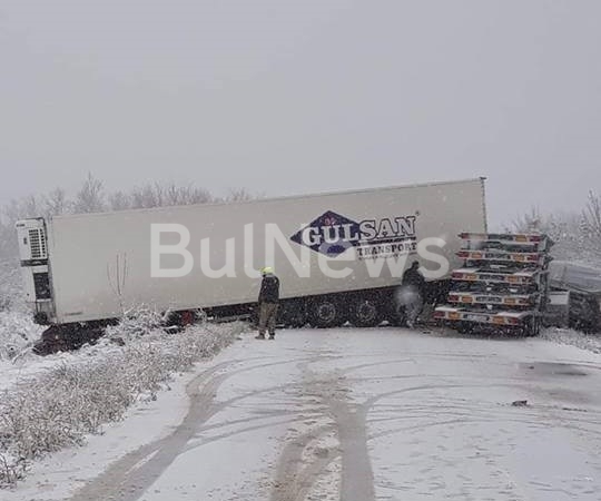 Продължават пътните инциденти в Северозападна България заради падналия обилен сняг