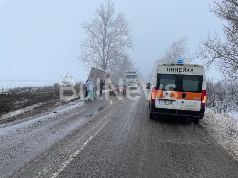 ТИР е катастрофирал на натоварения път между Враца и Оряхово,