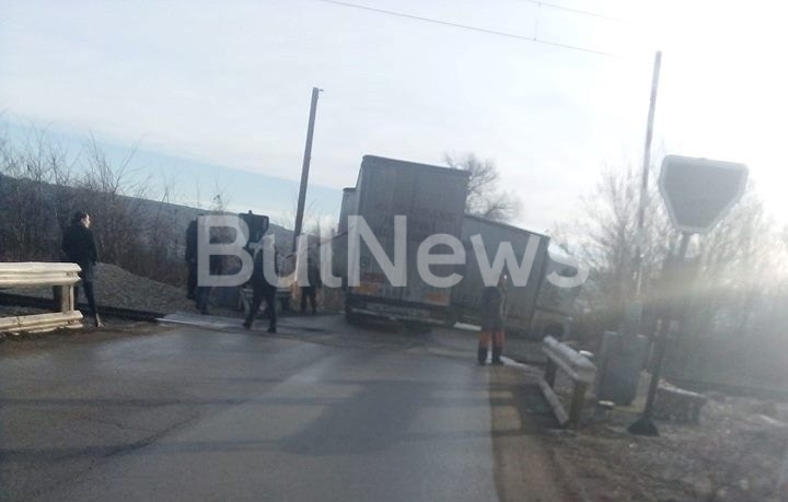 ТИР отнесе бариерата на жп прелеза до Криводол и блокира