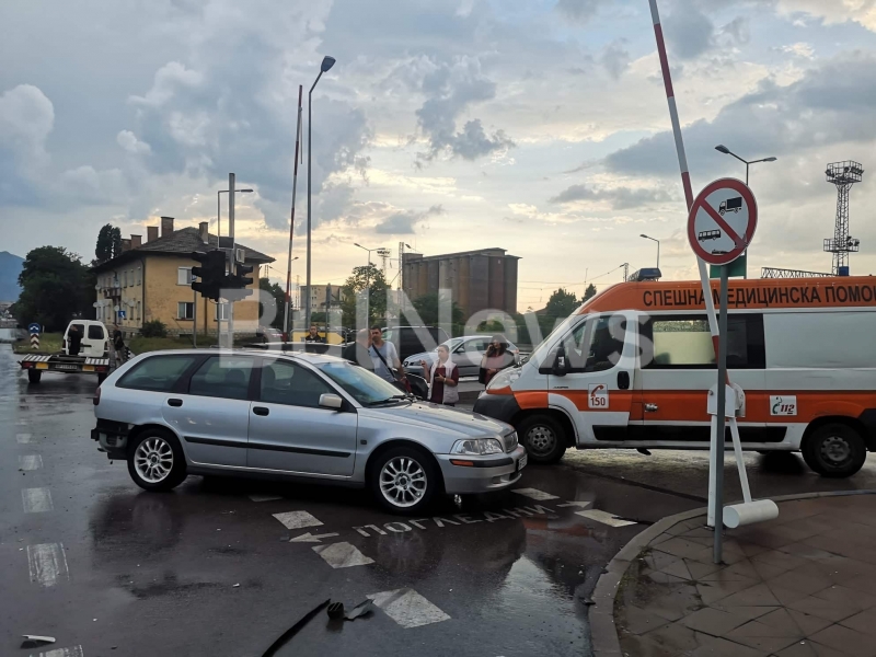 Тежка катастрофа е станала край автогарата във Враца, видя първо