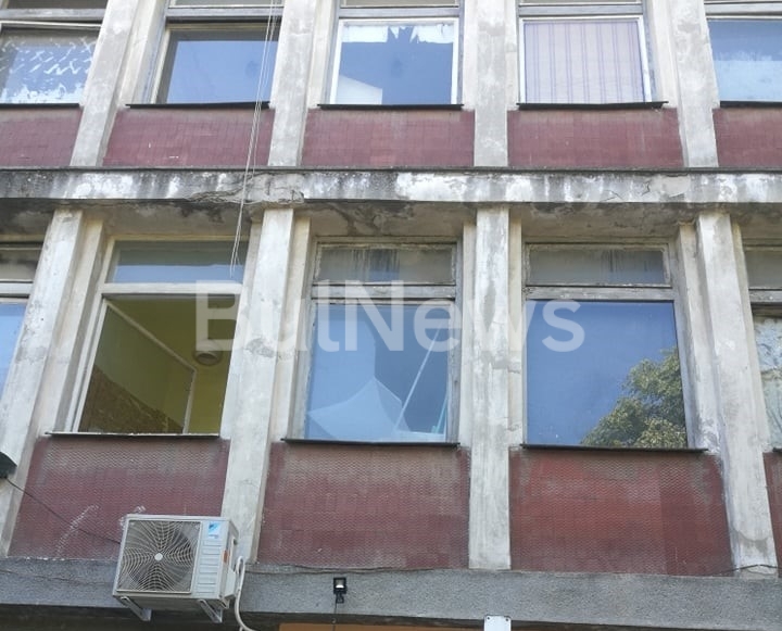 Падащи стъкла от сградата на бившия Прокомбинат Мико Нинов във