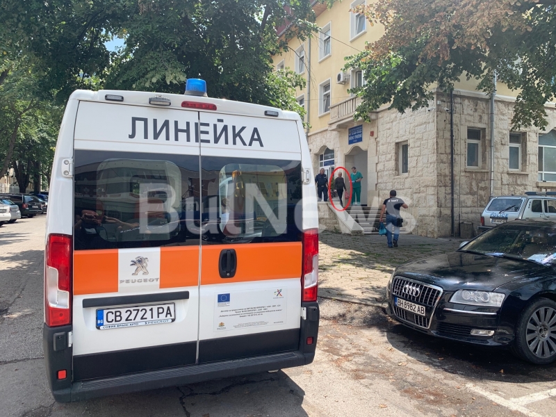 Нещо става! Линейка долетя пред районното във Враца, полицай и лекар извеждат заподозрян /снимки/