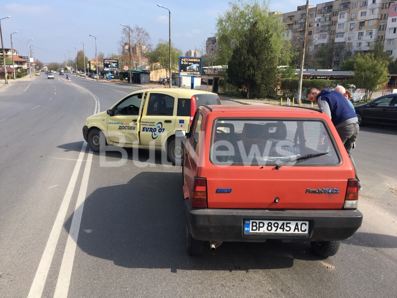 Лека катастрофа между два автомобила Фиат Панда е станала на