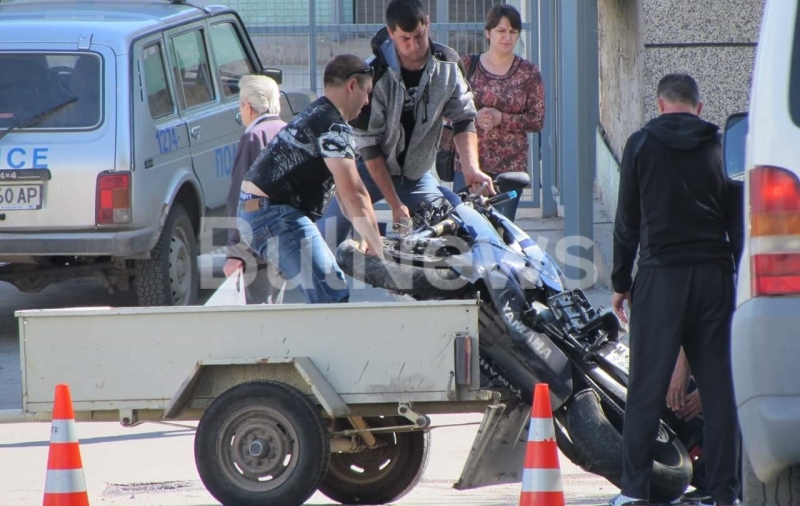 Възрастен шофьор е помел двойка младежи на мотор в Лом