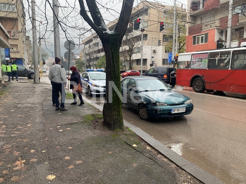 Такси и лек автомобил Хюндай се натресоха на възлово кръстовище