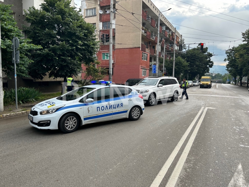 Загадъчен джип е изоставен насред кръстовище във Враца видя репортер