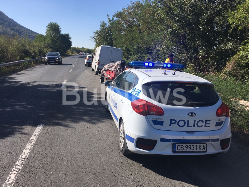 Турски ТИР едва не убил на място двама души в