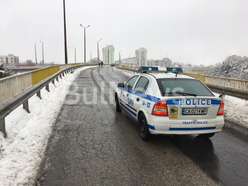 Дъждът който се сипе над снежна Враца вече предизвика първото