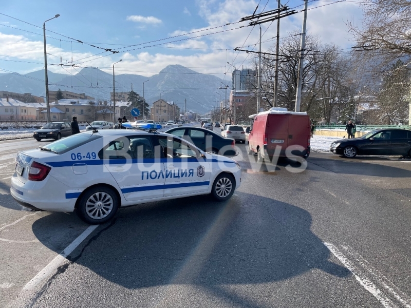 Шофьор отне предимството на кола на ВиК на кръстовище във