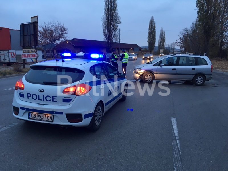 Лек автомобил Опел не спря на знак Стоп и предизвика