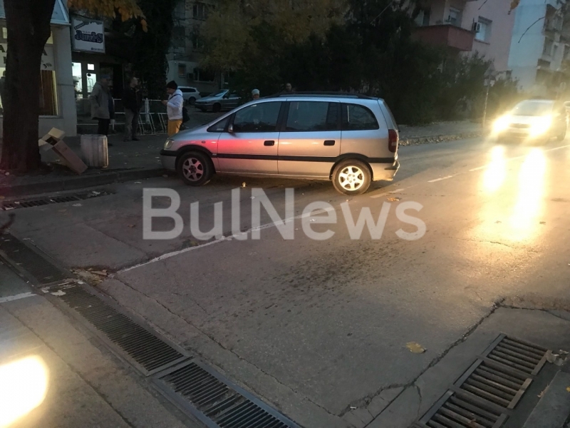 Нещо става! Лека кола стои напреко на централна улица във Враца, вътре ...