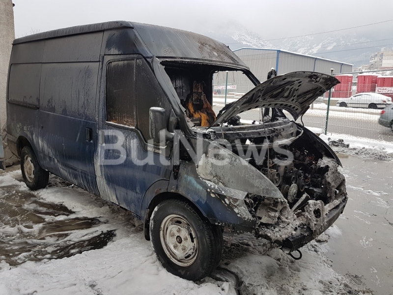 Бус Форд Транзит е горял в автосервиз във Враца научи