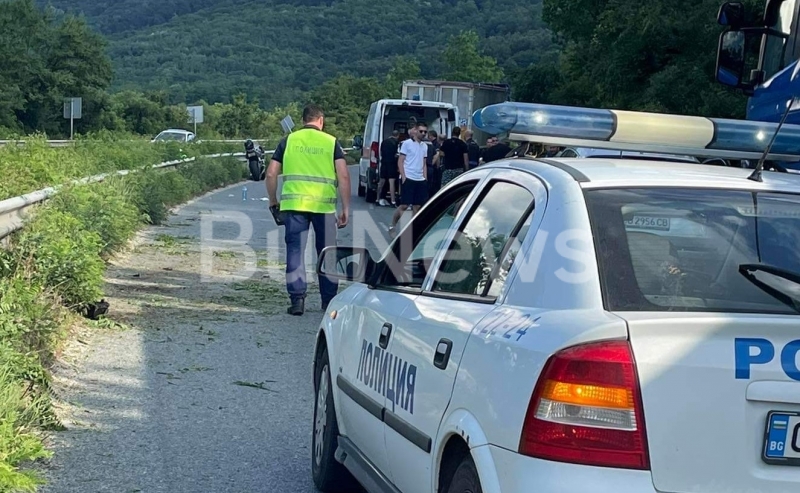 Тежка катастрофа с моторист затвори международния път Е 79 край Ботевград