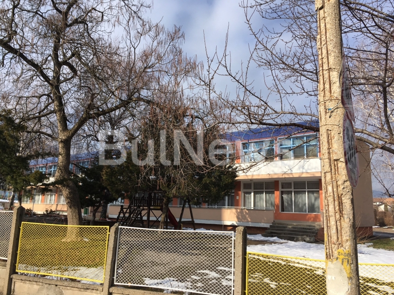 Опасен стълб застрашава живота и здравето на деца във Враца