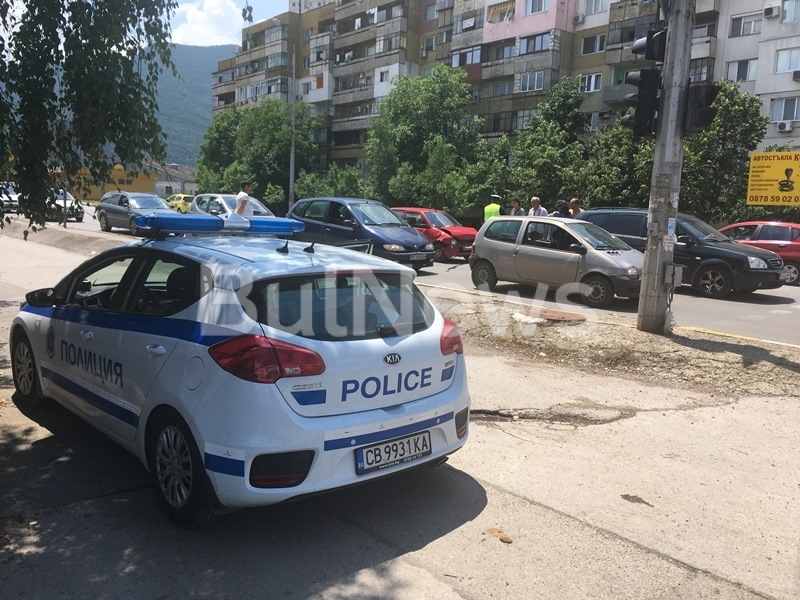 Катастрофа между две коли затруднява трафика на натоварено кръстовище във