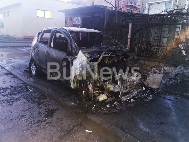 Лек автомобил Мерцедес е горял тази нощ във Враца видя