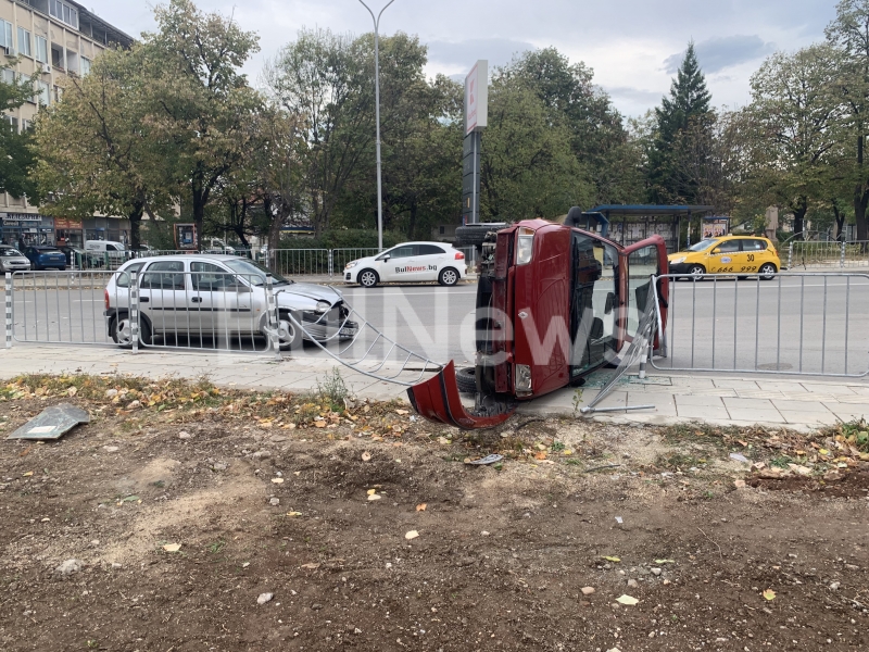 Тежка катастрофа е станала преди минути на пл Руски във
