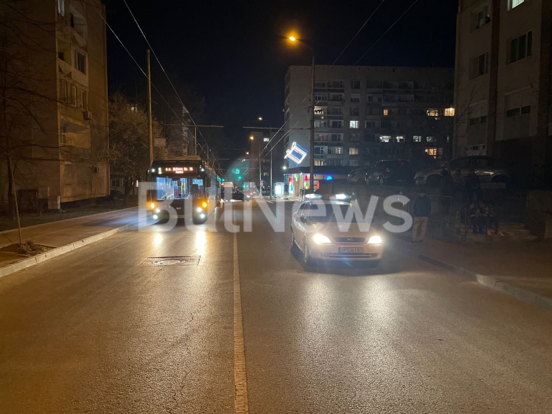 Катастрофа между Рено и БМВ временно затвори натоварена улица във