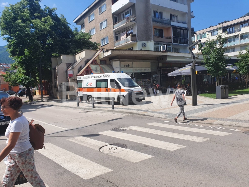 Нещо става! Човек колабира пред „Спиди“ във Враца, линейка на сирени влетя на „Пробива“ /снимки/