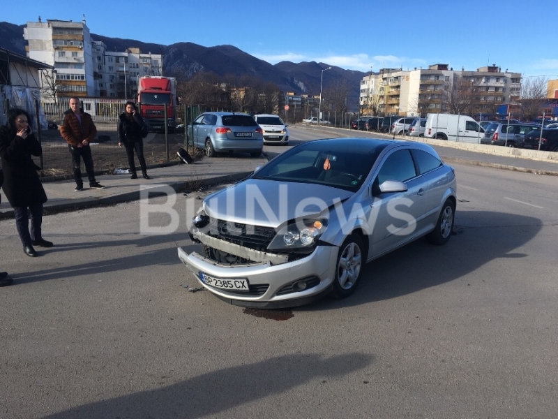 Пътен инцидент е станал преди минути в ж к Дъбника във
