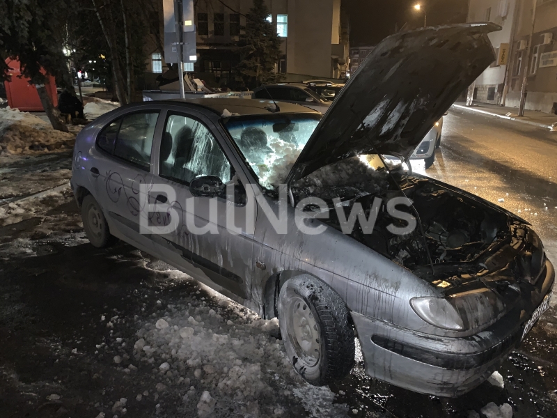 Лек автомобил Рено Меган горя тази вечер в центъра на