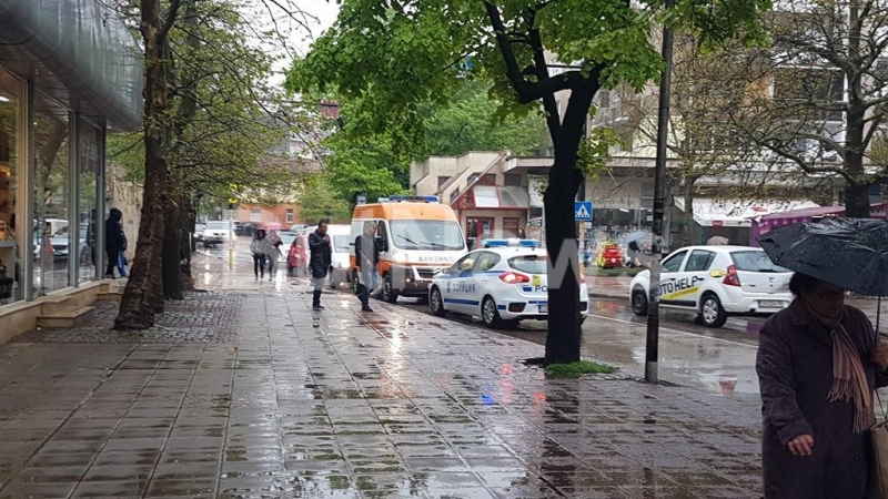 Кола е блъснала човек на пешеходната пътека на централната улица