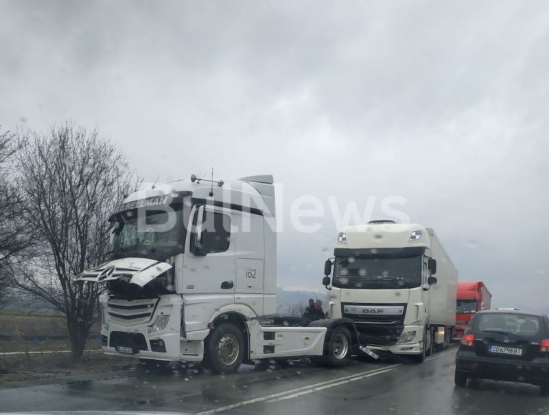 Верижна катастрофа е блокирала трафика по международния път Е 79 при