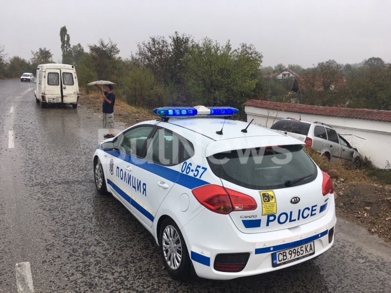 Кола се е забила в оградата на комплекс Вичов хан