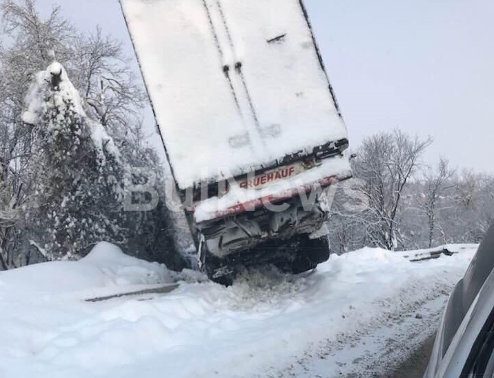 Турски тир е катастрофирал на главен път Е 79 във